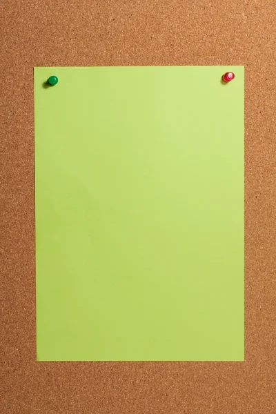 Papír s push piny korkové desky. — Stock fotografie