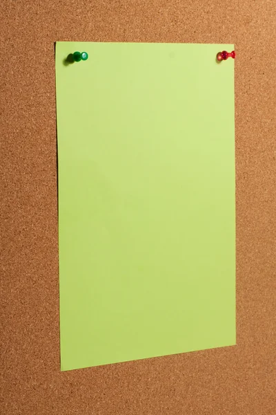 Papír s push piny korkové desky. — Stock fotografie