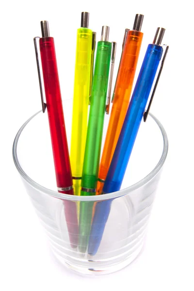 Разноцветные ручки в стакане — стоковое фото