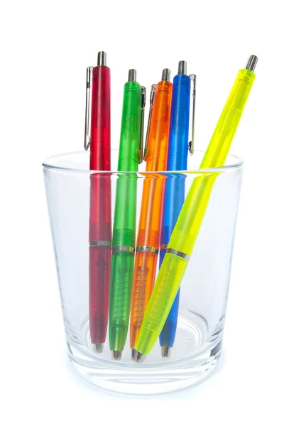 Разноцветные ручки в стакане — стоковое фото