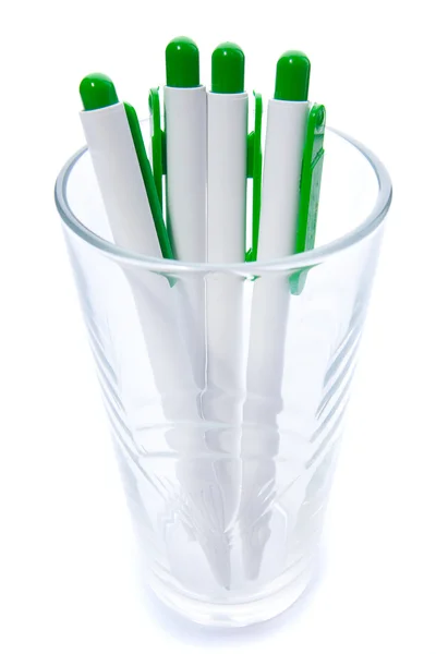 Bolígrafos verdes en un vaso — Foto de Stock