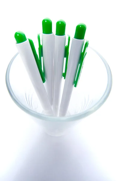 Bolígrafos verdes en un vaso — Foto de Stock