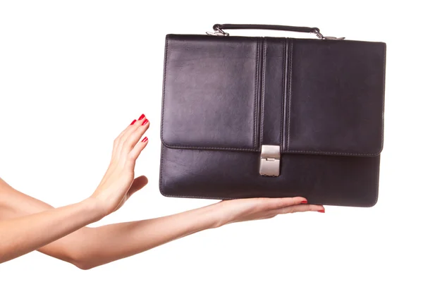Женские руки и чемодан . — стоковое фото