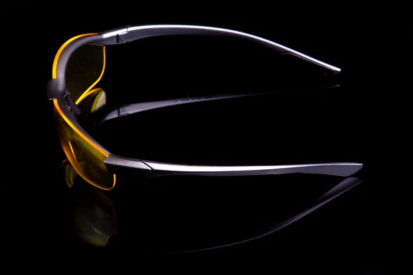 Желтые солнечные очки. Вид сбоку . — стоковое фото