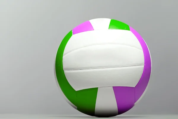 Волейбольный мяч на сером фоне . — стоковое фото