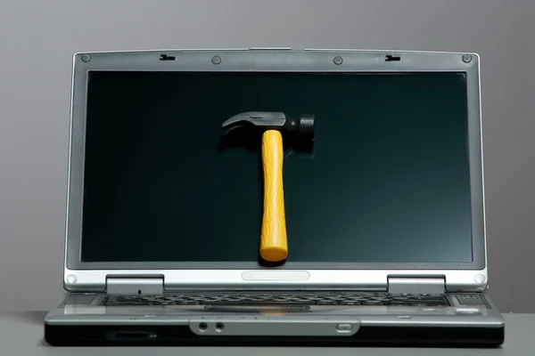 Laptop-val egy kalapács, a képernyőn — Stock Fotó
