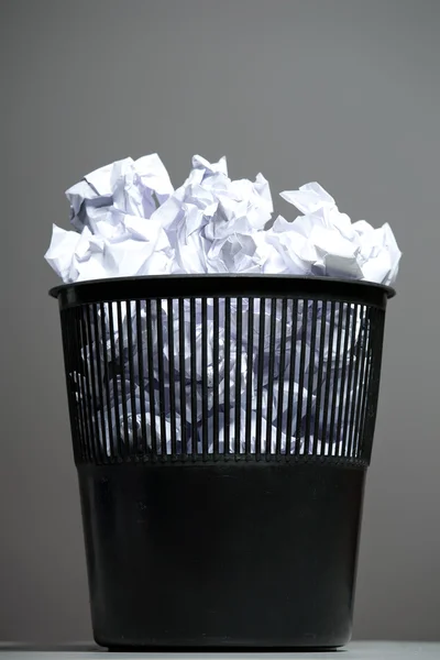 Корзина, наполненная скомканными бумагами — стоковое фото