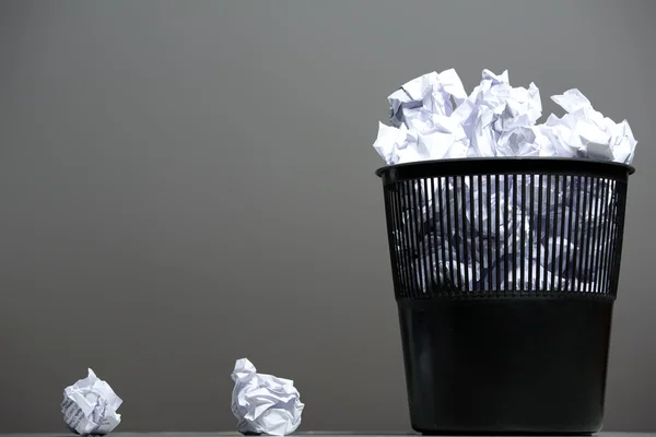 Recycle bin gevuld met verfrommeld papier — Stockfoto