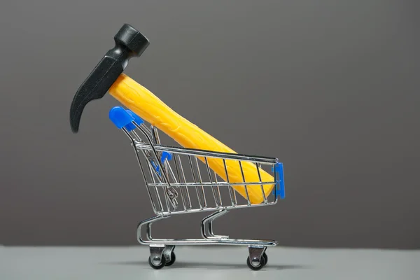 Carrinhos de compras com um martelo . — Fotografia de Stock
