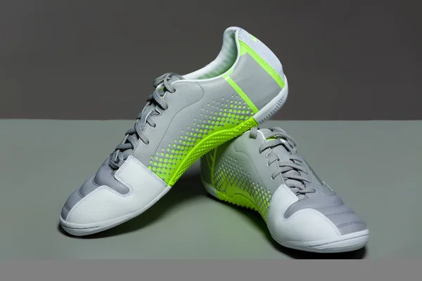 Zapatos deportivos sobre fondo gris . — Foto de Stock