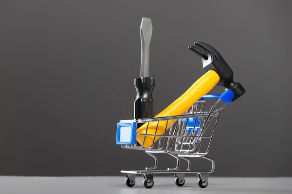 Carrinhos de compras com um martelo . — Fotografia de Stock