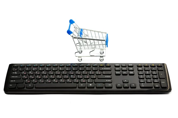 Tastatur und ein Warenkorb — Stockfoto