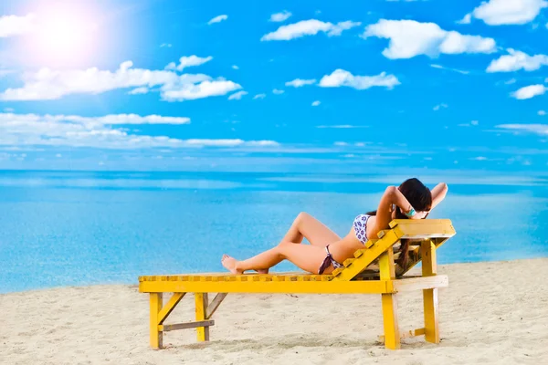 Jeune femme se détendre sur la plage — Photo