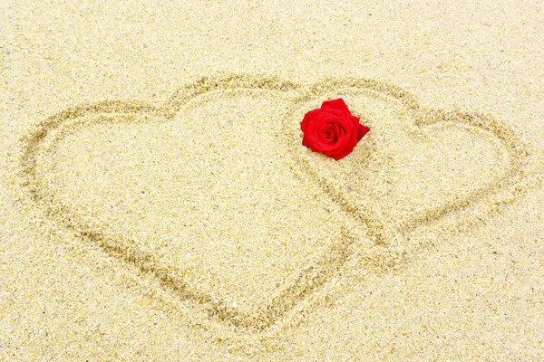 Dvě srdce v písku — Stock fotografie