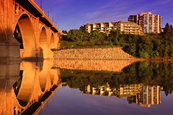 Мост в спокойной реке — стоковое фото