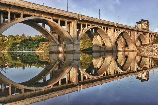 Brücke löst sich in ruhigen Fluss — Stockfoto
