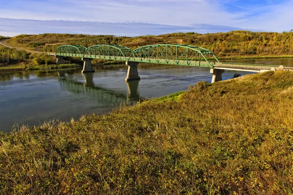 Grüne Stahlbrücke über den Fluss — Stockfoto