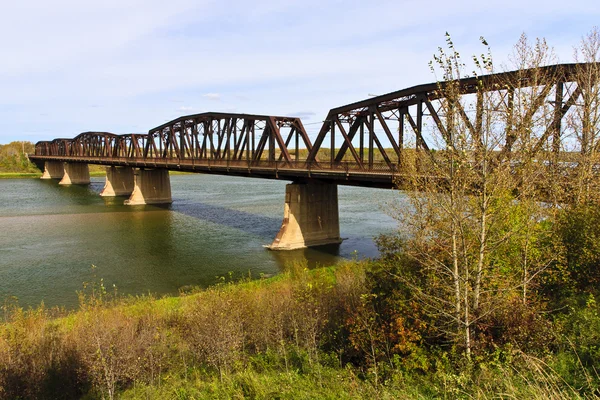 Alte Brücke über den Fluss — Stockfoto