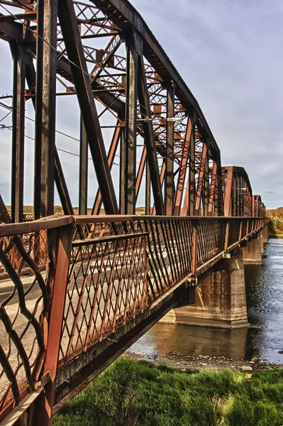 Nehrin üzerindeki eski köprü. — Stok fotoğraf