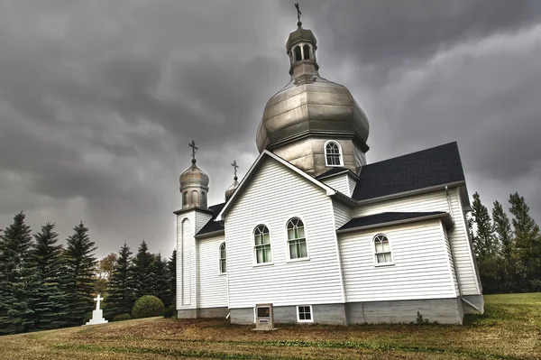 Storm närmar sig kyrkan — Stockfoto