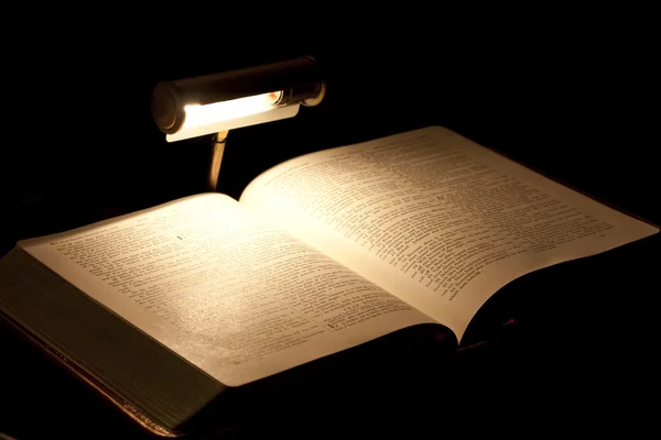 La Bibbia sotto una Luce — Foto Stock