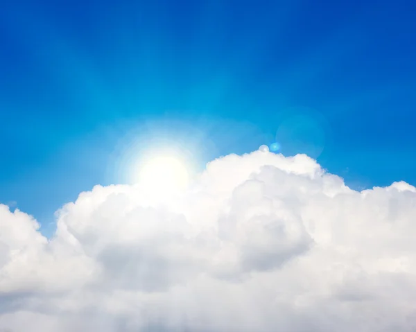 Himmel med moln och sol — Stockfoto