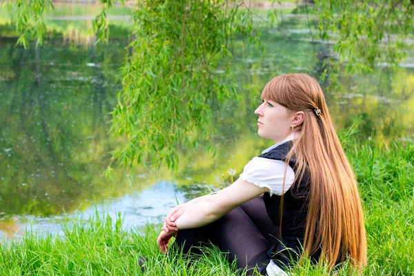 Krásná žena relaxační v parku — Stock fotografie