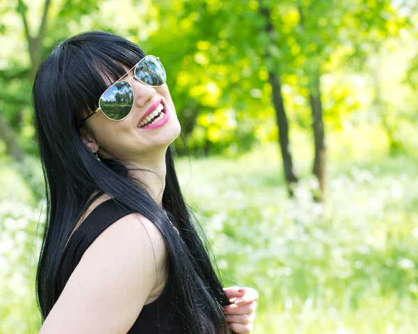 Piękna młoda kobieta w okularach przeciwsłonecznych — Zdjęcie stockowe
