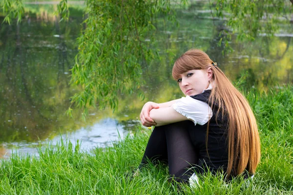 Одинокая женщина отдыхает в парке — стоковое фото