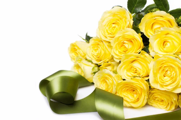 Piękny bukiet róż żółtą taśmą — Zdjęcie stockowe