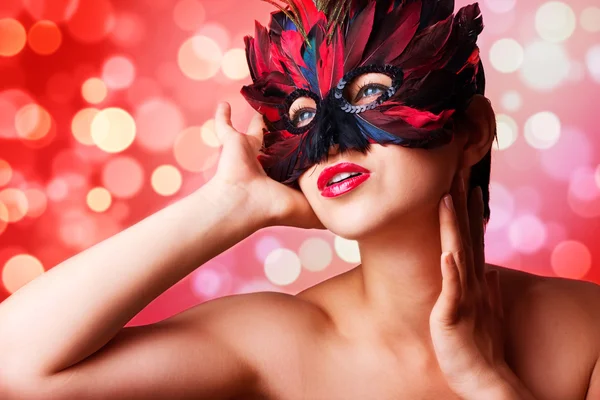 Vacker kvinna i carnival mask — Stockfoto