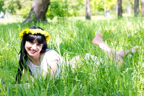 Krásná usměvavá žena venkovní — Stock fotografie
