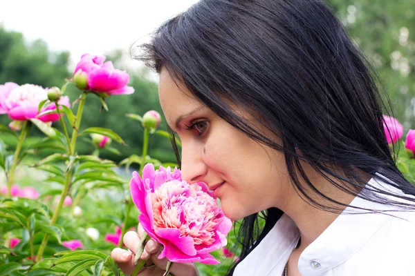 1 つの女性の花を持つ — ストック写真