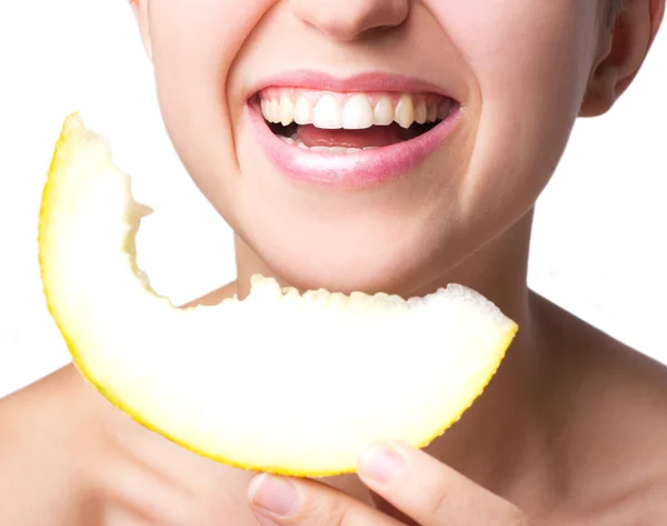 Usmívající se žena s melounem — Stock fotografie