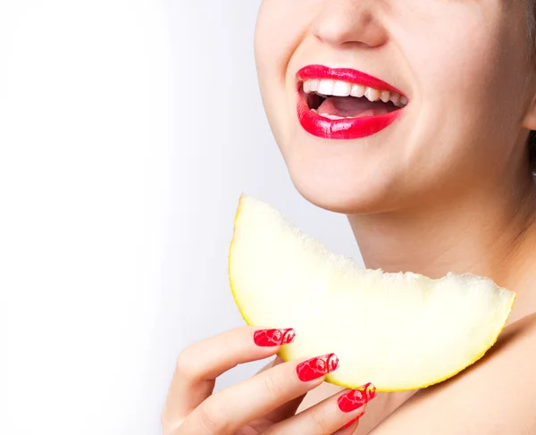 Usmívající se žena s melounem — Stock fotografie