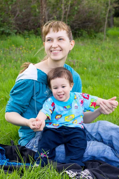 Junge Mutter mit Sohn im Freien — Stockfoto