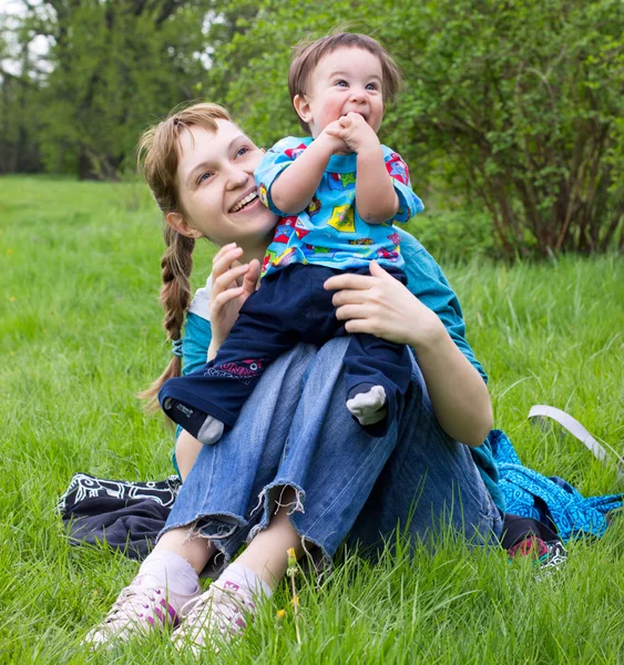 Ung mamma med son utomhus — Stockfoto