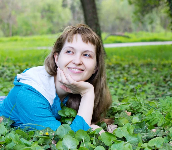 Mooie lachende vrouw buiten — Stockfoto