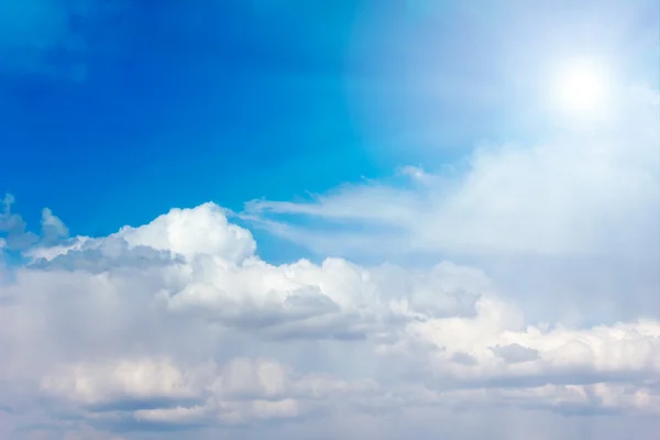 Cielo con nuvole e sole — Foto Stock