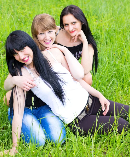 Tre leende flicka-vänner — Stockfoto