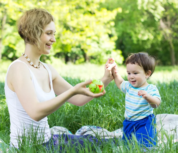 公園で遊ぶ息子と母 — ストック写真
