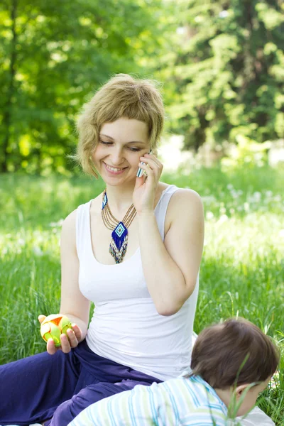 Madre con hijo relajante al aire libre —  Fotos de Stock