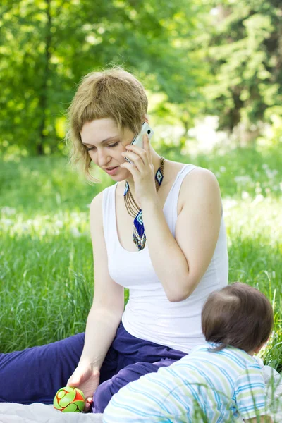 Mãe com filho relaxante ao ar livre — Fotografia de Stock