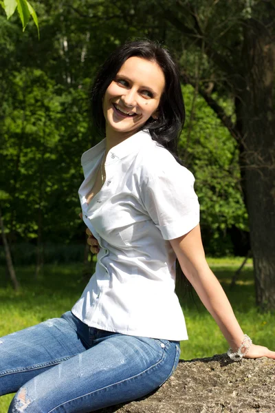 Sorrindo mulher ao ar livre — Fotografia de Stock