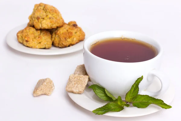 Zwarte thee met koekjes — Stockfoto