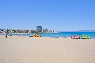 Playa de L'Escala con pedales tr la orilla patines