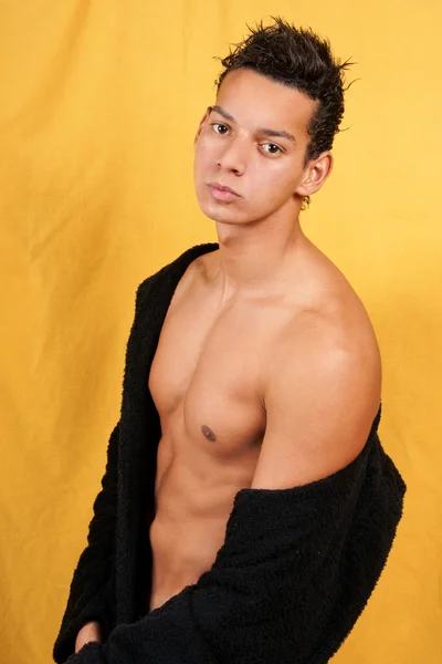 Сексуальний молодий чоловік з халатом — стокове фото