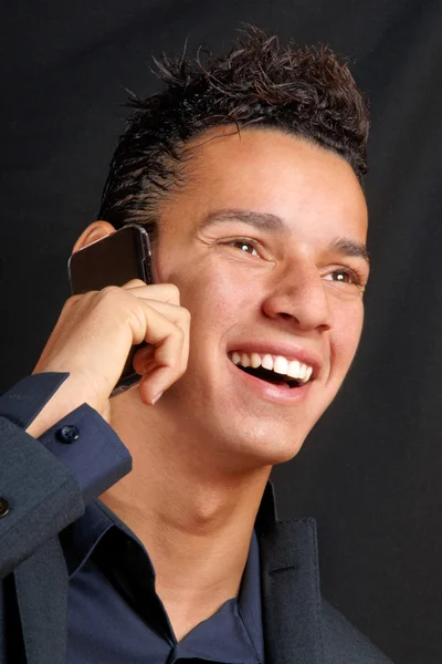 Usměvavá mladá obchodní muž s mobile — Stock fotografie