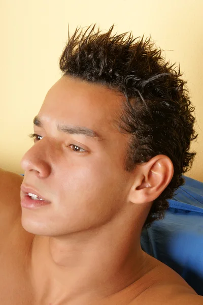 Latin genç adam portresi — Stok fotoğraf