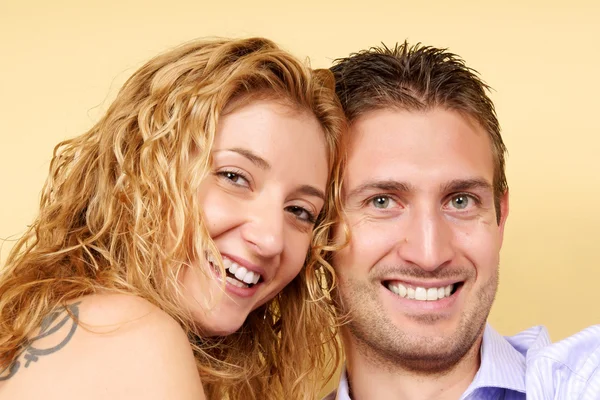 Uśmiechnięta młoda para w miłości — Zdjęcie stockowe